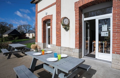 Saint-Gelven House | Cottage 'Gîte Ty Bris' with Shared Terrace, Shared Garden and Wi-Fi