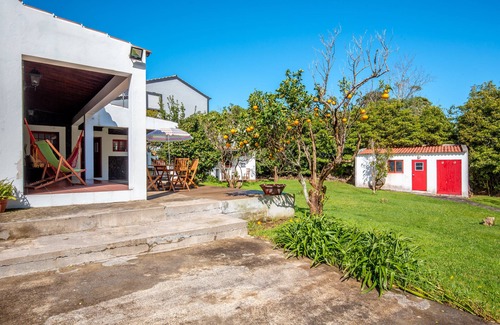 Biscoitos Cottage | Cottage House with A/C – Big Garden - FREE Wood
