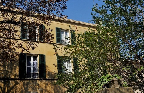 Eyguieres Apartment | Cottage in a 1850 Bastide with infinity pool et counter current swimming system