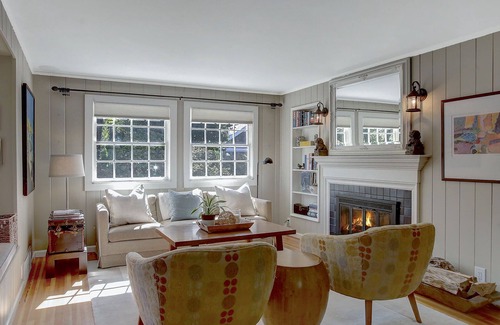 Bryant House | Cottage in Lake Oswego- close to Portland, walkable to restaurants!