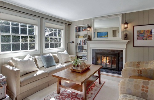 Bryant House | Cottage in Lake Oswego- close to Portland, walkable to restaurants!