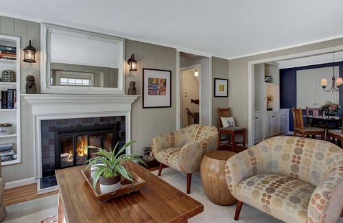 Bryant House | Cottage in Lake Oswego- close to Portland, walkable to restaurants!