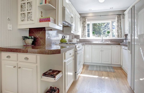 Bryant House | Cottage in Lake Oswego- close to Portland, walkable to restaurants!