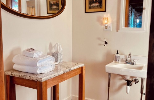 Sarah Cottage | Cottage in MS's Hill Country. Cozy, Quiet & Close to good Music, Food & History.