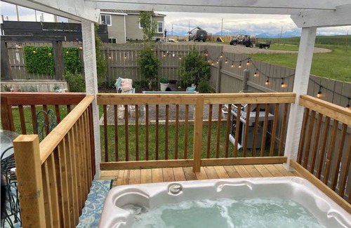Cardston Cottage | Cottage in the Country-Only 30 min. from Waterton! Sleeps 6 -Hot Tub!