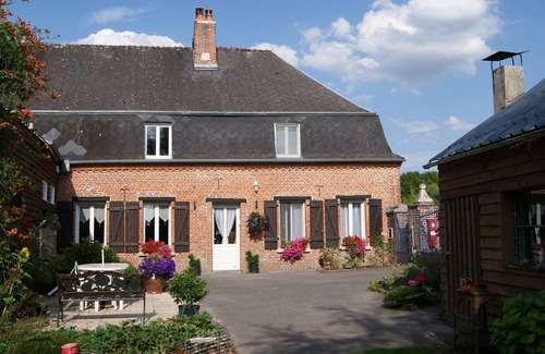 Iviers House | cottage in the countryside with a private pond