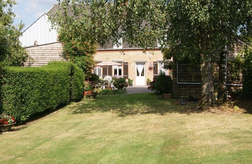 Iviers House | cottage in the countryside with a private pond