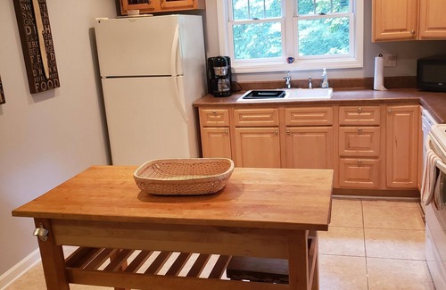 Royal Pines House | Cottage in the Shade, Private and Convenient