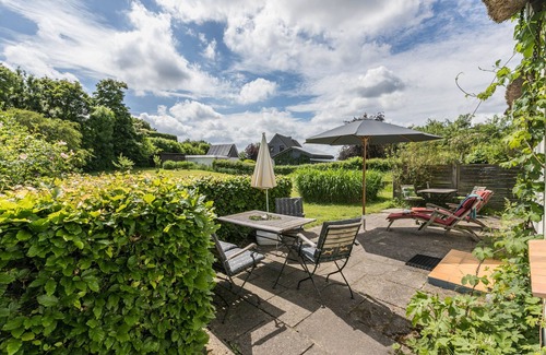 Gluecksburg Cottage | Cottage "Kleiner Knopp" with Private Garden & Wi-Fi