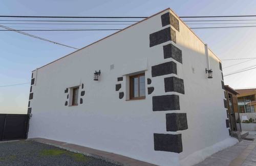 Valverde Cottage | Cottage 'La Higuera Blanca' with Private Garden, Wi-Fi and Air Conditioning