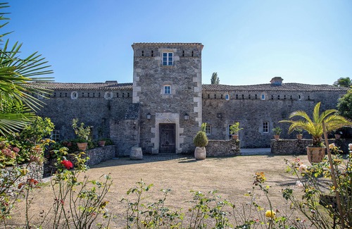 Landevieille House | Cottage 'Le Lodge 4 Pers 10min Plage' with Private Terrace, Shared Garden and Wi-Fi