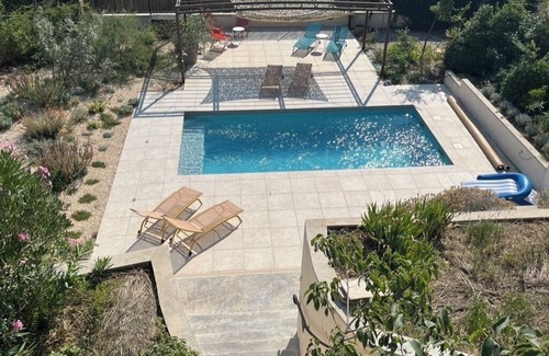 Vedene Apartment | Cottage Les Deux Pins for 4 in Provence, Avignon Festival, nature, wine route