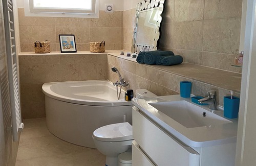 Vedene Apartment | Cottage Les Deux Pins for 4 in Provence, Avignon Festival, nature, wine route