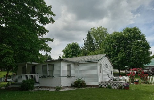 Eckerty Cottage | Cottage located IN Crawford Co. , just min. from Patoka Lake! Near Holiday World