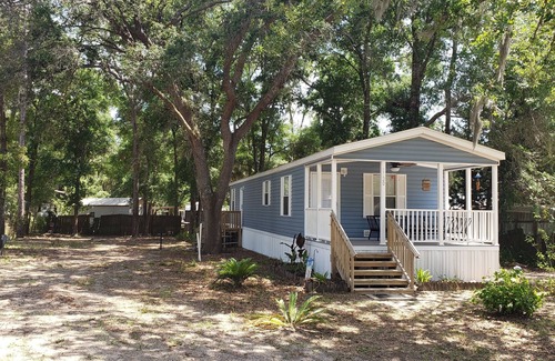 Steinhatchee Cottage | Cottage located in a local fish camp with boat parking.