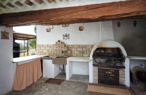 Castillo de Locubin Cottage | Cottage 'Majolero 1' with Mountain View, Wi-Fi and Air Conditioning