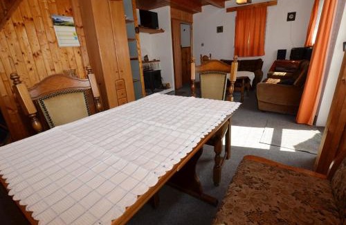 Pocedelice House | Cottage near River Ohre with Garden