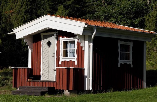 Sissehult Cabin | Cottage old charm, private location, jetty, swimming, boat, free fishing, sauna.