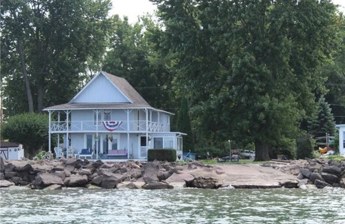 Waterport House | Cottage on Lake Ontario with extra charm and character!
