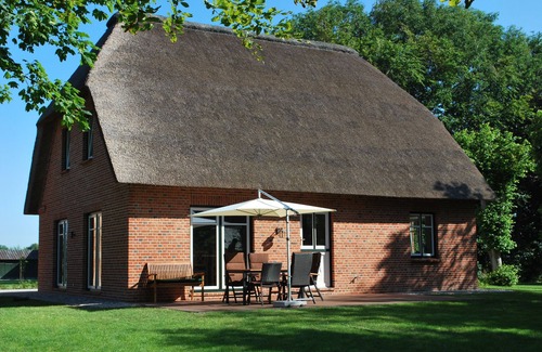 Nordstrand House | Cottage on park-like grounds with pond