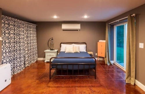 Lovingston House | Cottage on The Knoll (HOT TUB)