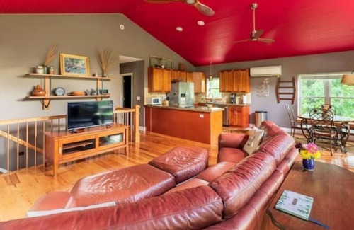 Lovingston House | Cottage on The Knoll (HOT TUB)