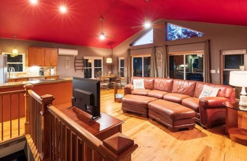 Lovingston House | Cottage on The Knoll (HOT TUB)