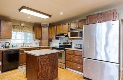 Port Severn House | Cottage on the lake. Great for a family or gathering with friends or events