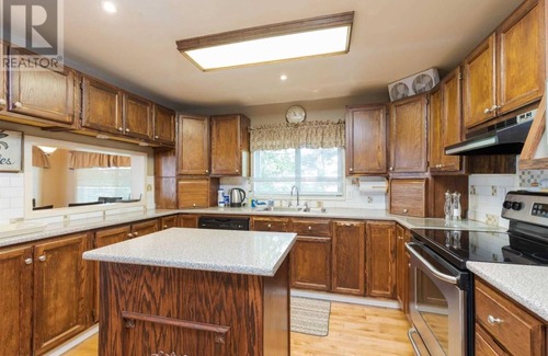 Port Severn House | Cottage on the lake. Great for a family or gathering with friends or events