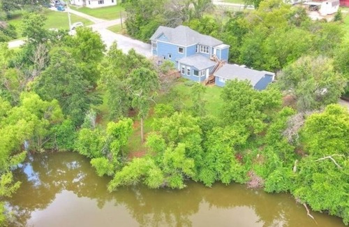 Guthrie Cottage | COTTAGE ON THE POND / PETS + RV HOOKUP
