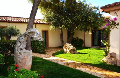 Arzachena House | Cottage The Olive Trees A, lovely studio with garden.