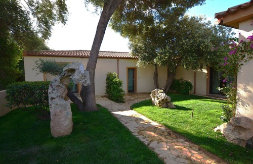 Arzachena House | Cottage The Olive Trees A, lovely studio with garden.