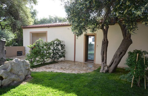 Arzachena House | Cottage The Olive Trees A, lovely studio with garden.