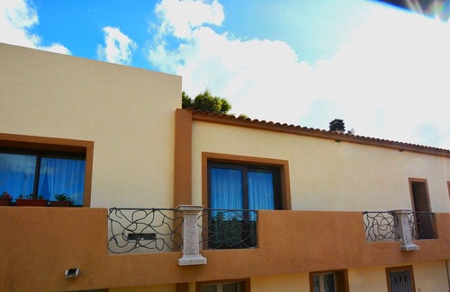 Arzachena House | Cottage The Olive Trees A, lovely studio with garden.