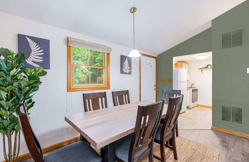 Berkeley Springs Cabin | Cottage w Hot Tub, Pond & Kayaks, Fire Pit, & WiFi