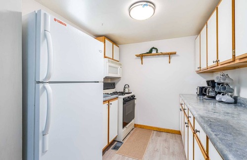 Berkeley Springs Cabin | Cottage w Hot Tub, Pond & Kayaks, Fire Pit, & WiFi
