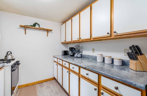 Berkeley Springs Cabin | Cottage w Hot Tub, Pond & Kayaks, Fire Pit, & WiFi