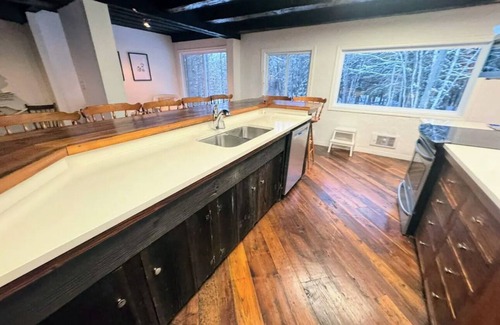 Algonquin Highlands Cottage | Cottage with commanding views of the lake on a large piece of Canadian Shield