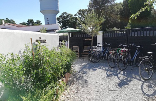 Rivedoux-Plage Cottage | Cottage with 2 bedrooms, private patio, quiet and private parking, heated pool