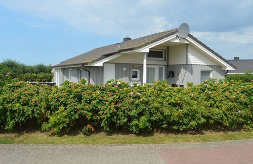 Wesselburenerkoog House | Cottage with a beach chair, fireplace, whirlpool and sauna