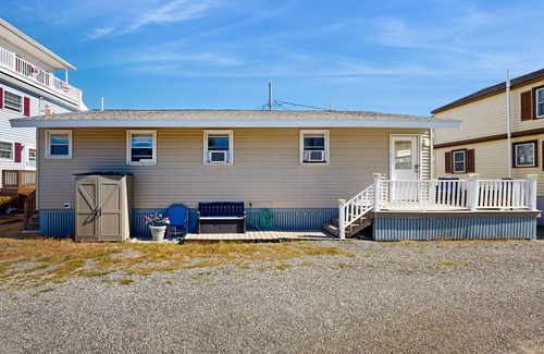 York Beach Cottage | Cottage with deck & sunroom - steps to Long Sands Beach