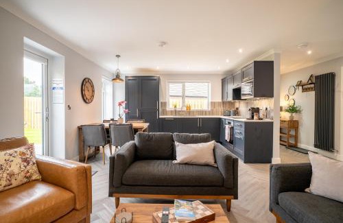 Dunfermline House | Cottage with Hot Tub near Knockhill