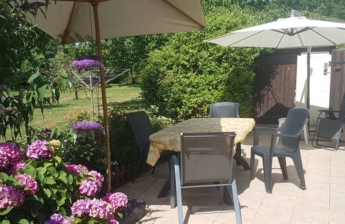 Vergt House | Cottage with large peaceful fenced garden.