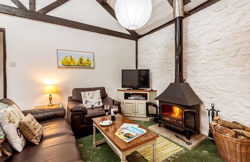 Whitchurch Canonicorum Cottage | Cottage with Private Courtyard - "Cider Barn"