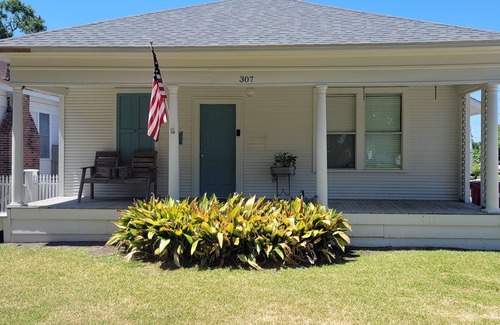 Freeport Cottage | Cottage with Private Pool
