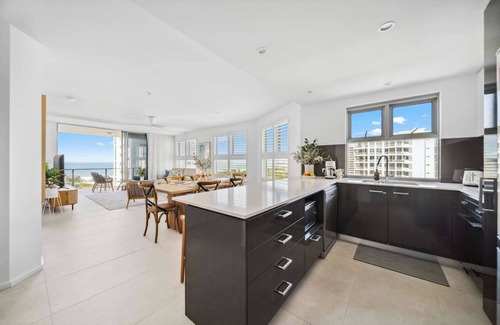 Maroochydore Apartment | Cotton Tree Ocean Views + Romantic Getaway