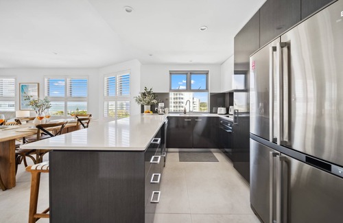 Maroochydore Apartment | Cotton Tree Ocean Views + Romantic Getaway
