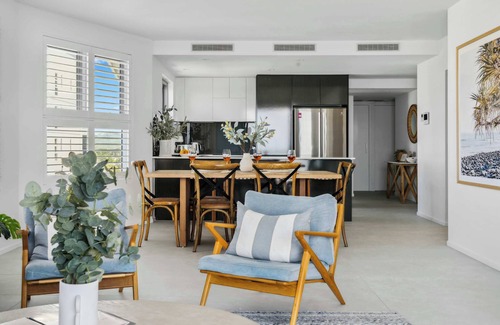 Maroochydore Apartment | Cotton Tree Ocean Views + Romantic Getaway