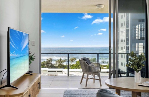 Maroochydore Apartment | Cotton Tree Ocean Views + Romantic Getaway