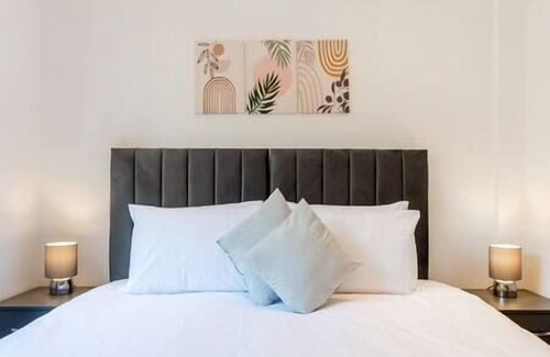 Coulsdon West Apartment | Coulsdon - Entire 3BR Flat with Gardens - Walk to Station
